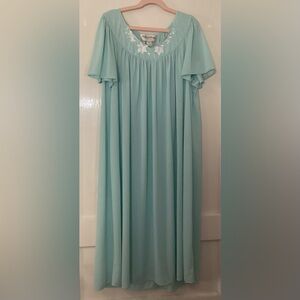 Miss Elaine Classics Women’s Gown Size M